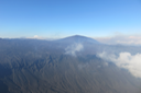 Au loin le volcan et à droite les fumées de l'éruption