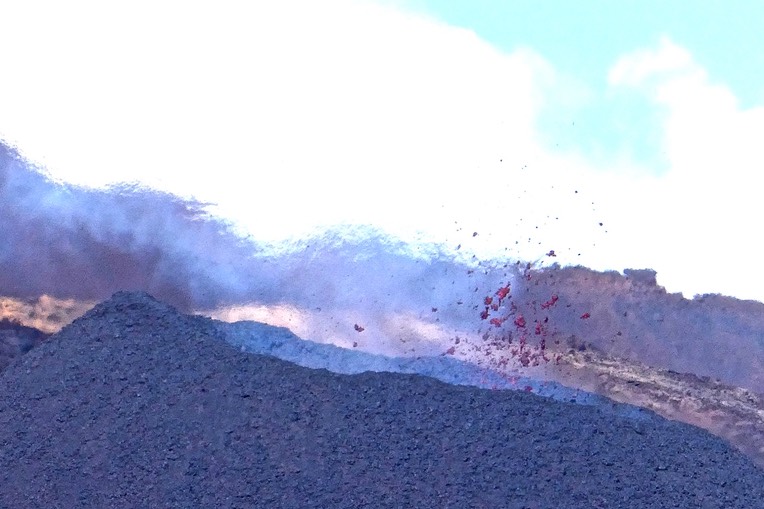 Piton de la Fournaise éruption Décembre 2021 Projections de lave et vapeur d'eau P1024525