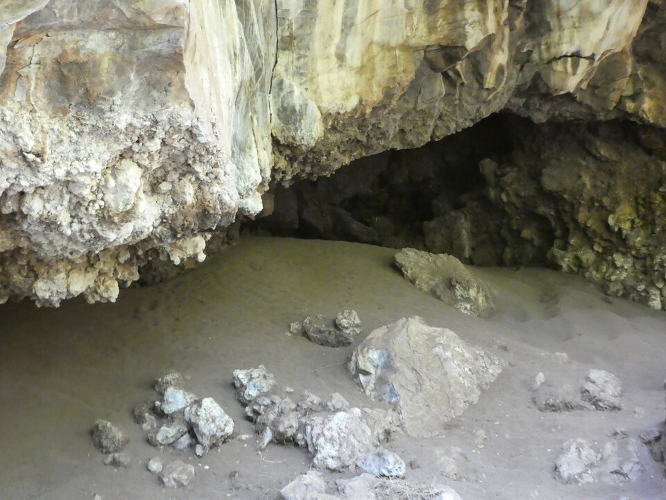 Grotte aux chauves-souris (guano au sol)